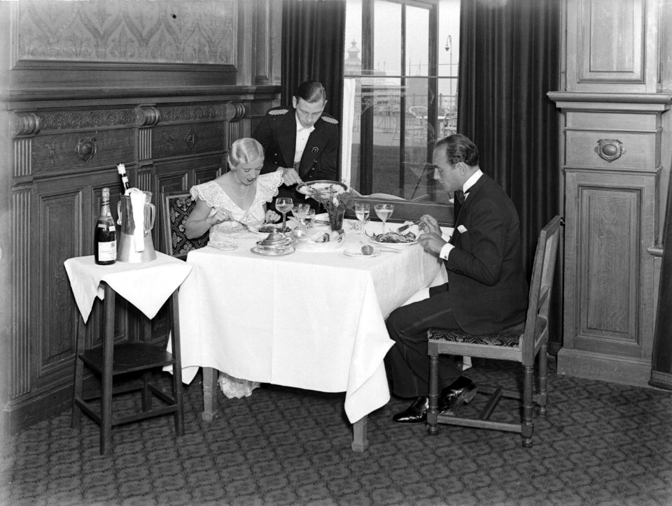Een man (Farrar) en een vrouw (Yvonne) bij het diner in het Palace Hotel in Sc, Bestanddeelnr 189-0739