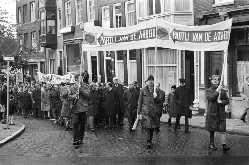 Een Mei demonstratie , voorop liepen de leden van de PVDA, Bestanddeelnr 921-3078
