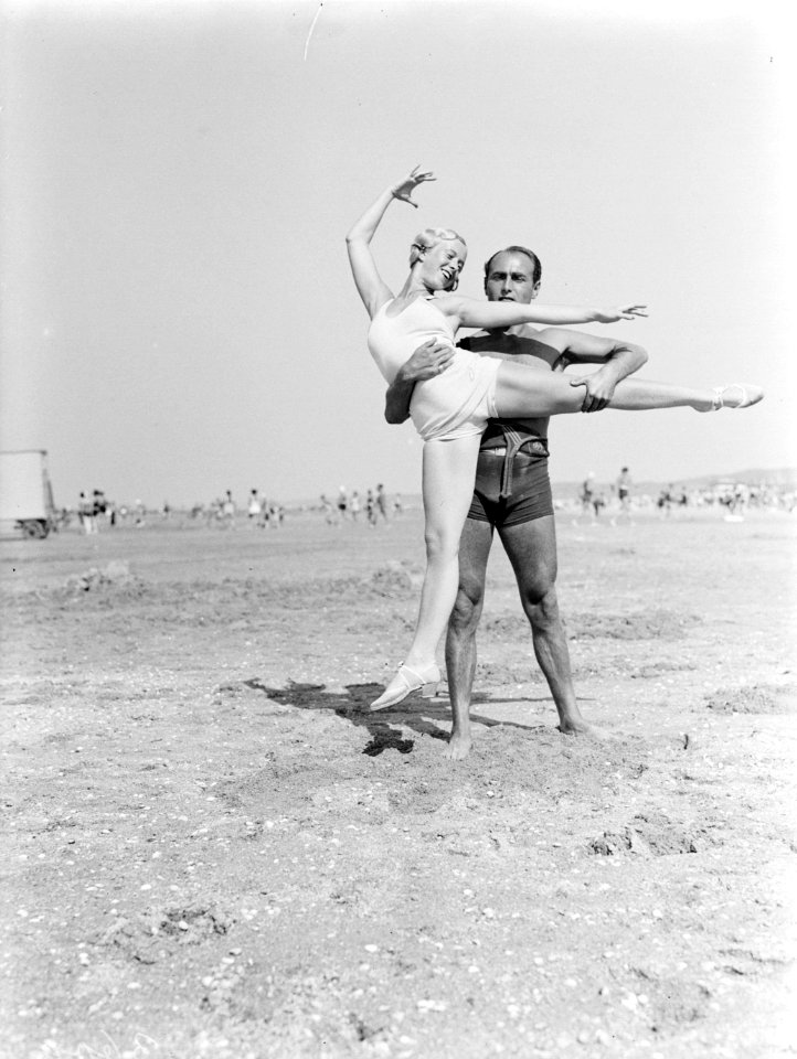 Een man (Farrar) en een vrouw (Yvonne) op het strand van Scheveningen, Bestanddeelnr 189-0717