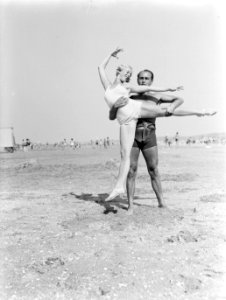 Een man (Farrar) en een vrouw (Yvonne) op het strand van Scheveningen, Bestanddeelnr 189-0717