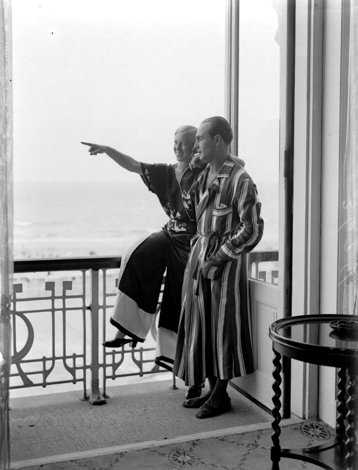 Een man (Farrar) en een vrouw (Yvonne bij het raam van een hotelkamer van het , Bestanddeelnr 189-0727