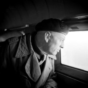 Een militair kijkt uit het raam van een vliegtuig, Bestanddeelnr 255-7953
