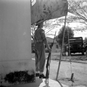 Een militair op wacht in het Tiger Lane Camp bij Ipoh, Bestanddeelnr 255-8210