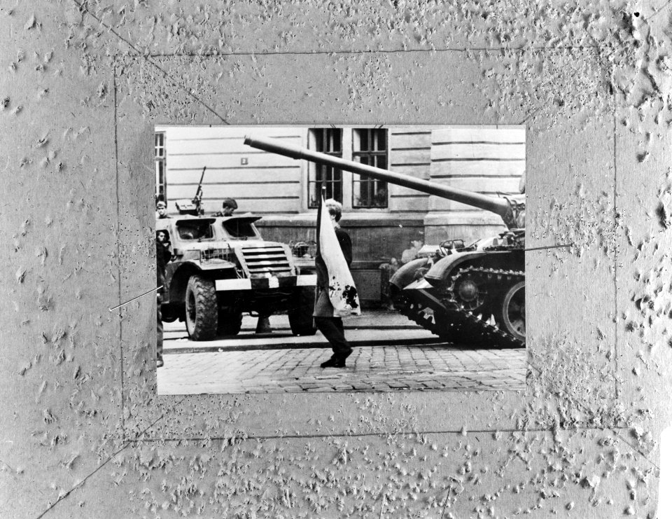Een met bloed doordrenkte Tjechoslowaakse vlag wordt langs een Russische tank in, Bestanddeelnr 921-6235