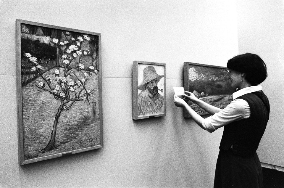 Een medewerker is bezig met het inrichten van de tentoonstelling, Bestanddeelnr 930-1571