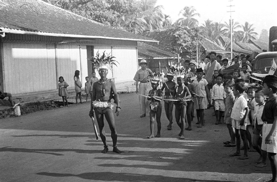 Een man en vier jongens verkleed en geschminkt als Dayaks, Bestanddeelnr 1032