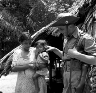 Een militair met een moeder en kind in het Indianendorp Matta, Bestanddeelnr 252-6381