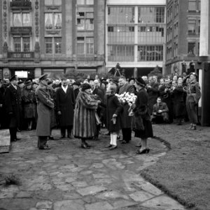 Een meisje biedt koningin Wilhelmina bloemen aan, Bestanddeelnr 902-5069