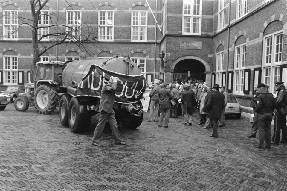 Een mestkar wordt het Binnenhof opgereden, Bestanddeelnr 933-6242