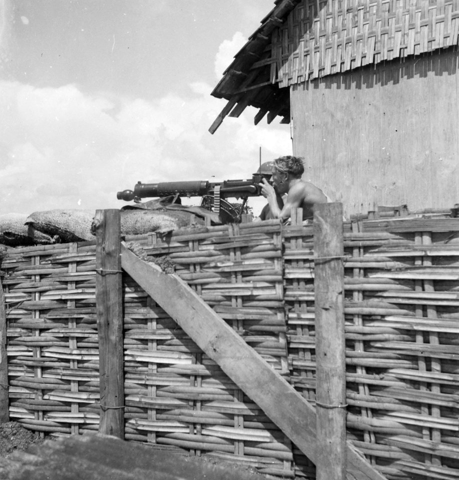 Een met zandzakken versterkte machinegeweerpost met een Vickers M18, Bestanddeelnr 12662