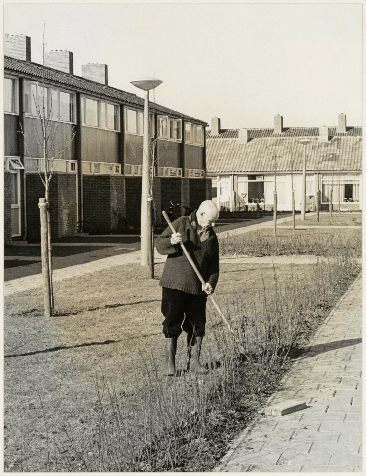 Een medewerker van de dienst Hout en Plantsoenen aan het werk. NL-HlmNHA 54012230