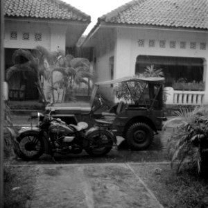 Een motor en een jeep in de regen, Bestanddeelnr 255-8202