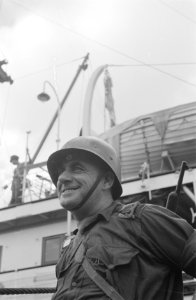 Een KNIL sergeant-majoor aan boord van het troepentransportschip, Bestanddeelnr 457-2-2