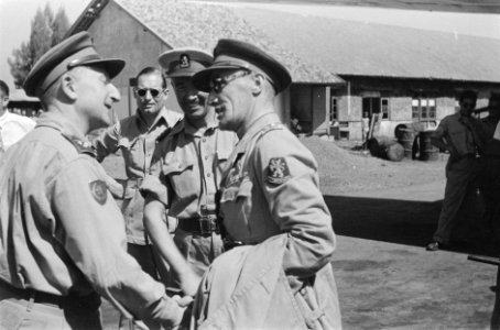 Een kolonel (links) verwelkomt generaal-majoor Baay midden generaal-majoor HJ, Bestanddeelnr 228-4-2