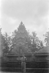 Een Nederlandse militair poseert voor een Balinese tempel, Bestanddeelnr 10-6-6