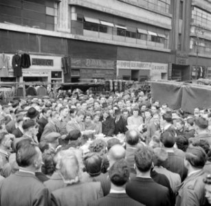 Een menigte staat rondom een standwerker, Bestanddeelnr 191-0946