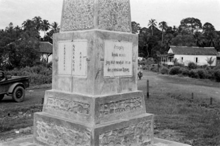 Een monument met de tekst in het Japans (en Chinees) en Maleis (in Latijns schr, Bestanddeelnr 186-1-4