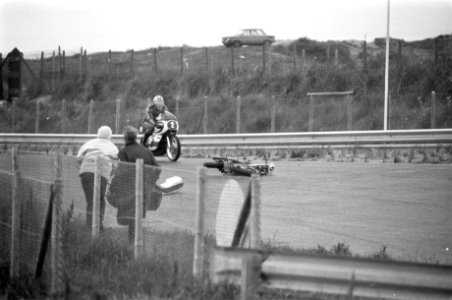Een motor onderuit gegaan op de gladde baan van het circuit van Zandvoort tijden, Bestanddeelnr 925-7118
