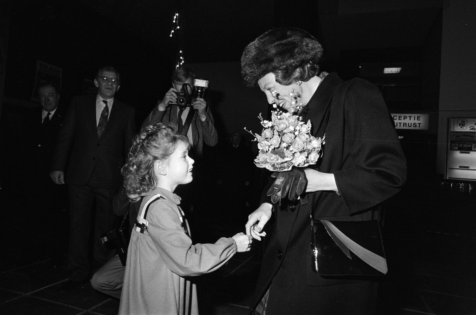 Een meisje begroet koningin Beatrix, Bestanddeelnr 933-5326