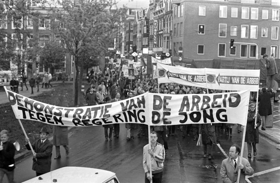 Een Mei demonstratie , voorop liepen de leden van de PVDA, Bestanddeelnr 921-3077