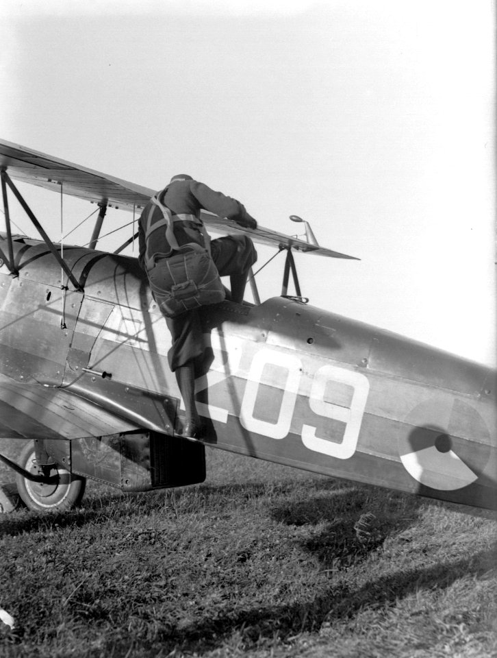 Een piloot klimt in een Fokker DXVII jachtvliegtuig(met nummer 209) waarschijnl, Bestanddeelnr 190-0229