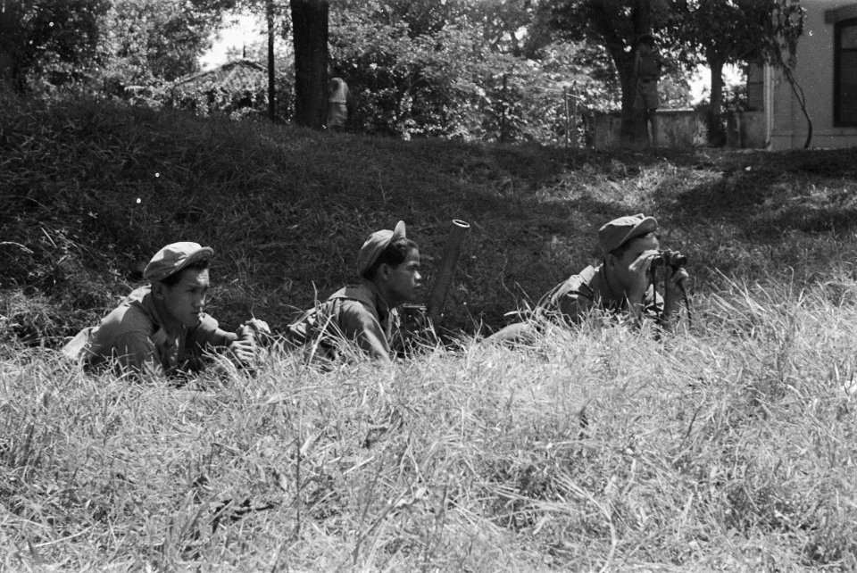 Een mortiegroep verborgen in een greppel, Bestanddeelnr 8-5-4