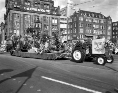 Een praalwagen bij de Dam te Amsterdam met op de achtergrond het warenhuis de Bi, Bestanddeelnr 919-5247