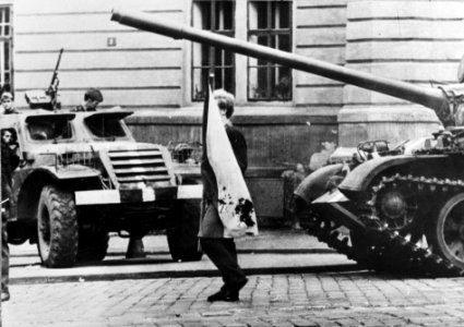 Een met bloed doordrenkte Tjechoslowaakse vlag wordt langs een Russische tank in, Bestanddeelnr 921-6235 (cropped)