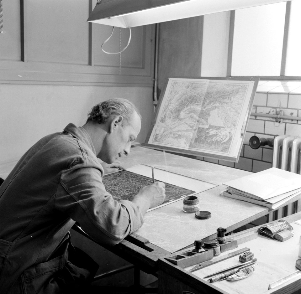 Een medewerker bezig met retoucheren van een kaart, Bestanddeelnr 254-5204