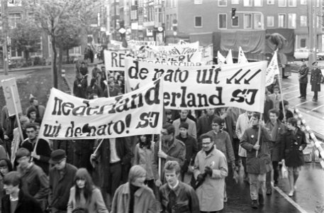 Een Mei demonstratie , vele leuzen werden meegevoerd, Bestanddeelnr 921-3076