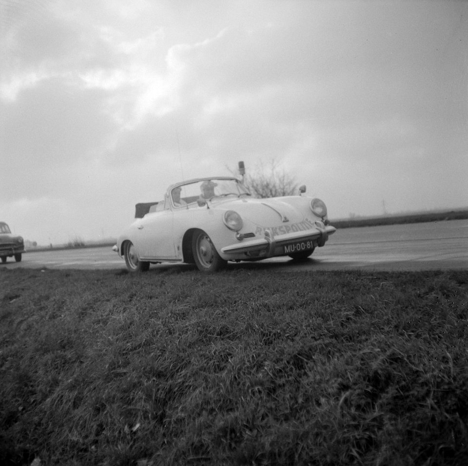 Een Porsche 356 cabriolet van de Rijkspolitie voor patrouillewerk op de snelwege, Bestanddeelnr 917-2687
