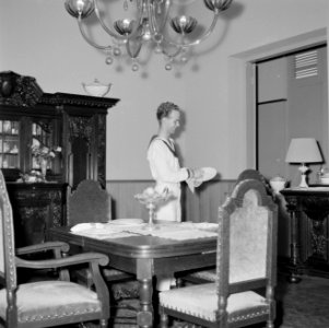 Een matroos dekt de tafel in het koninklijk verblijf in Willemstad, Bestanddeelnr 252-2787