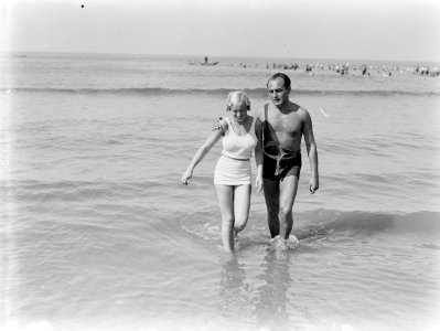 Een man (Farrar) en een vrouw (Yvonne) in de zee van Scheveningen, Bestanddeelnr 189-0718