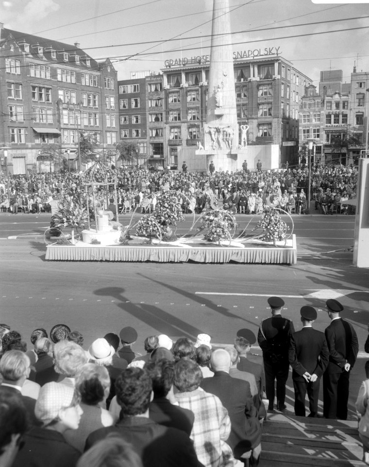 Een praalwagen bij de Dam te Amsterdam met op de achtergrond het Nationaal Monum, Bestanddeelnr 919-5248