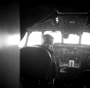 Een piloot in een cockpit van een KLM-vliegtuig, Bestanddeelnr 254-2290