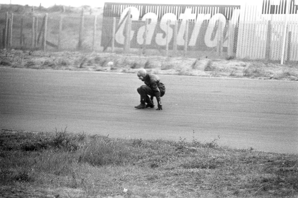 Een motorrijder onderuit gegaan op de gladde baan van het circuit van Zandvoort , Bestanddeelnr 925-7119