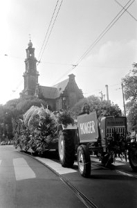 Een praalwagen met een trekker ervoor rijdt door de straat, Bestanddeelnr 921-6589