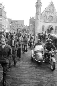 Een motor met zijspan rijdt op het binnenhof, Bestanddeelnr 926-9178