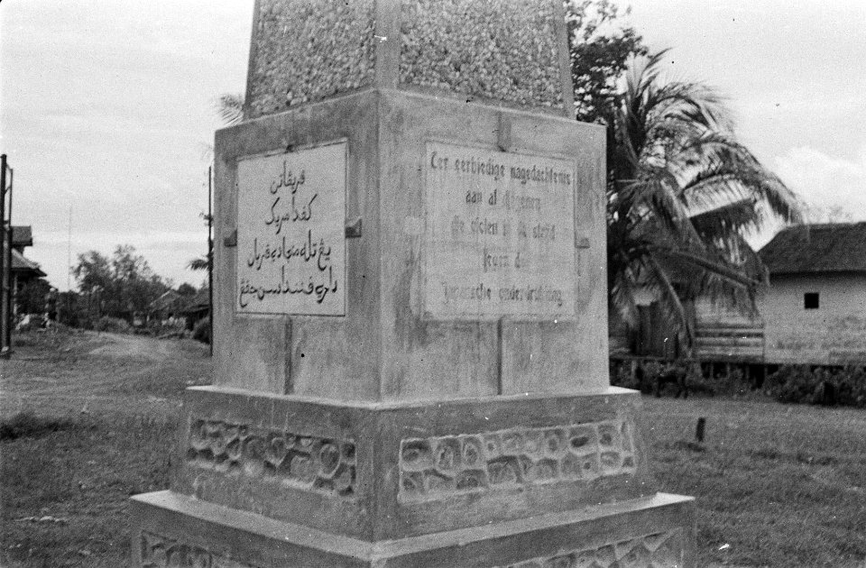 Een monument met de tekst in het Nederlands en Maleis (in Arabisch schrift) 'Ee, Bestanddeelnr 186-1-3