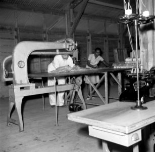 Een naaiatelier voor bedrijfskleding op Bonaire, Bestanddeelnr 252-8409