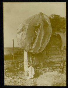 Een per parachute uitgeworpen blad La Voix du Pays, Bestanddeelnr 158-0321