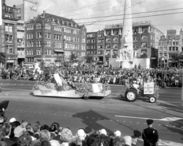 Een praalwagen bij de Dam te Amsterdam met op de achtergrond het Nationaal Monum, Bestanddeelnr 919-5246