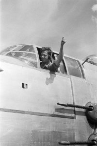 Een piloot van een Mitchell B-25 bommenwerper geeft een teken vanuit de cockpit, Bestanddeelnr 134-4-2