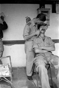 Een militaire tandarts controleert een gebit van een soldaat, Bestanddeelnr 3552