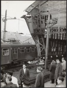Een personentrein op het station Hollands Spoor in Den Haag ontspoorde tijdens h, Bestanddeelnr 057-1086