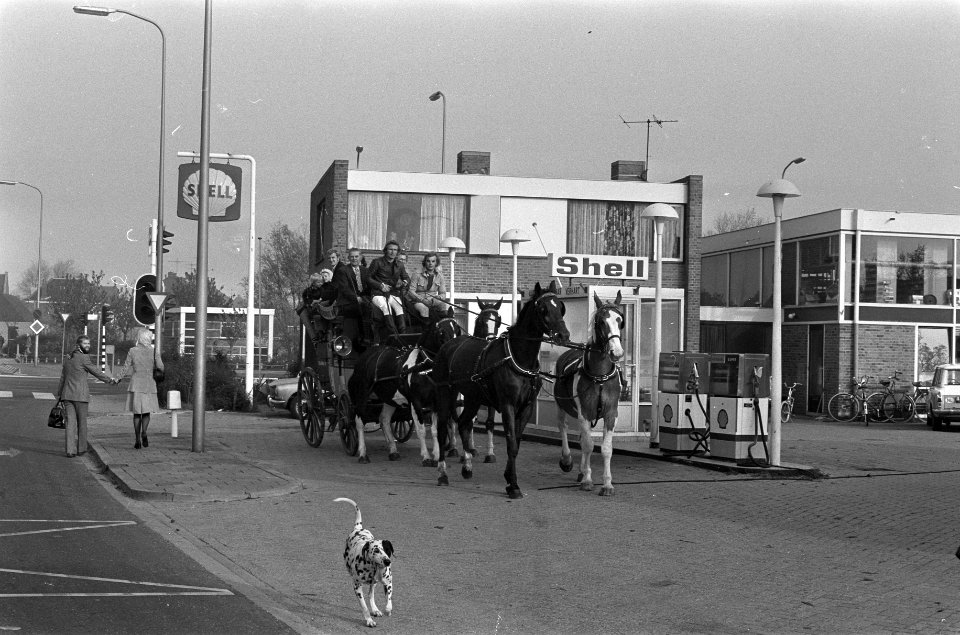 Een postkoets bij benzinestation Valkenburgseweg 2, Katwijk - Bestanddeelnr 926-8012