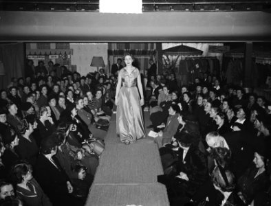 Een modeshow tijdens een bijeenkomst van de Nederlandse Bond van Plattelandsvrou, Bestanddeelnr 904-4334
