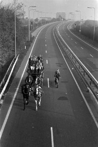 Een postkoets rijdt op de snelweg N206 richting Katwijk aan den Rijn, begeleid door een fietser, Bestanddeelnr 926-8011