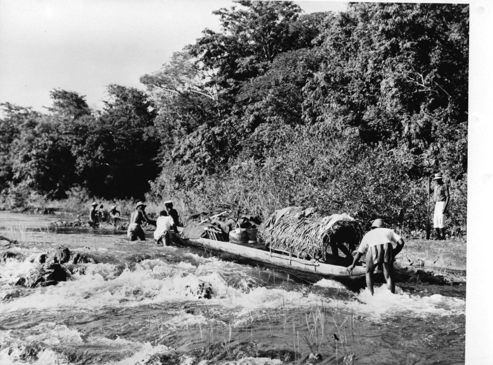 Een prauw wordt voortgeduwd bij de stroomversnellingen in de Surinamerivier bij , Bestanddeelnr 935-1329