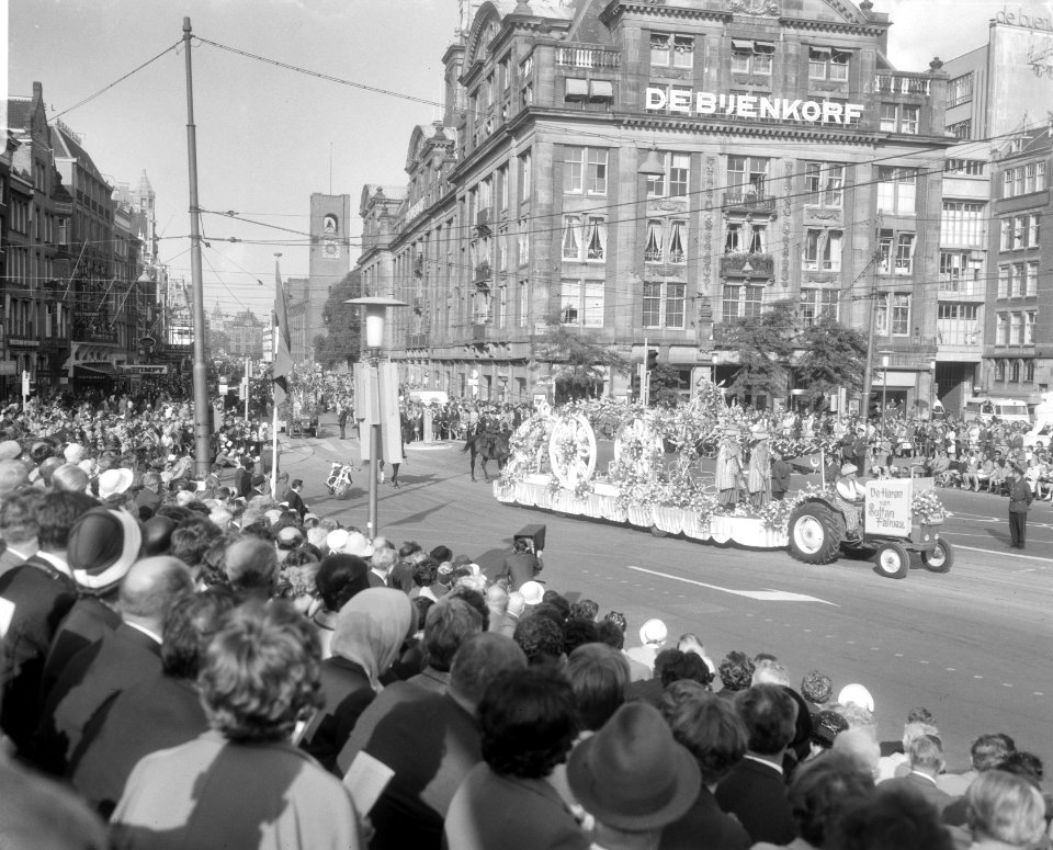 Een praalwagen bij de Dam te Amsterdam met op de achtergrond het warenhuis de Bi, Bestanddeelnr 919-5244